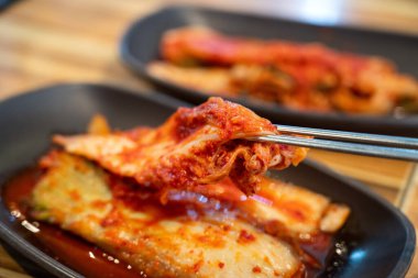 Geleneksel Kore yemeği tabağında servis edilen Kore kimchi 'sinin yakın çekimi..