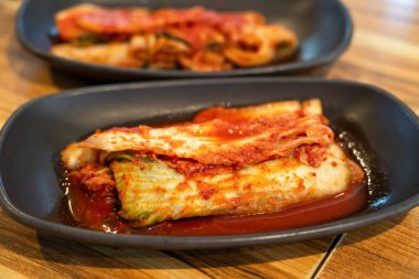 Geleneksel Kore yemeği tabağında servis edilen Kore kimchi 'sinin yakın çekimi..