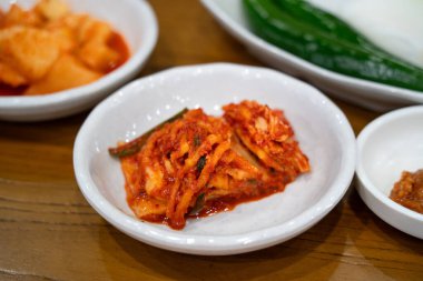 Geleneksel Kore yemeği tabağında servis edilen Kore kimchi 'sinin yakın çekimi..