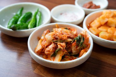 Geleneksel Kore yemeği tabağında servis edilen Kore kimchi 'sinin yakın çekimi..