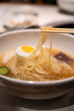 Soğutulmuş sebze ve haşlanmış yumurtayla servis edilen soğuk Kore eriştelerini tazeliyorum..