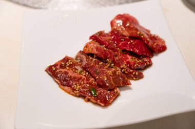 Barbekü restoranında marine edilmiş sığır eti dilimleri ızgara ediliyor..