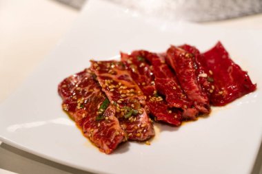 Barbekü restoranında marine edilmiş sığır eti dilimleri ızgara ediliyor..