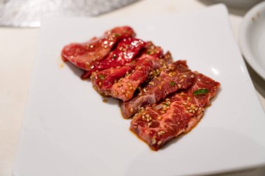 Barbekü restoranında marine edilmiş sığır eti dilimleri ızgara ediliyor..