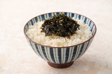 Baharatlı deniz yosunu ve susamlı bir kase kabarık beyaz pirinç..