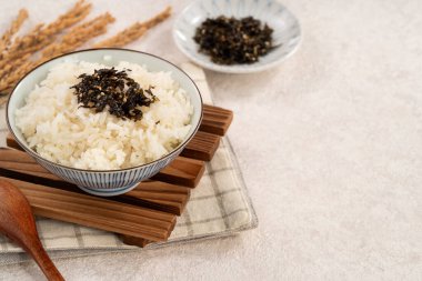 Baharatlı deniz yosunu ve susamlı bir kase kabarık beyaz pirinç..