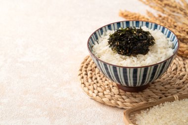 Baharatlı deniz yosunu ve susamlı bir kase kabarık beyaz pirinç..