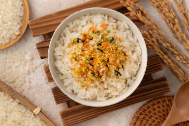 Üzerine pirinç baharatı serpiştirilmiş bir kase kabarık beyaz pirinç..