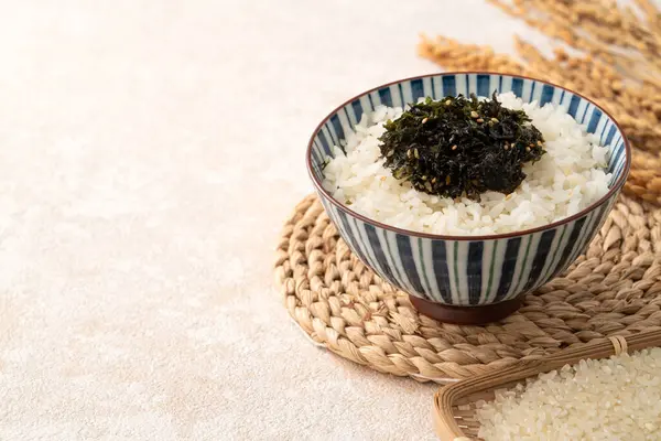 Baharatlı deniz yosunu ve susamlı bir kase kabarık beyaz pirinç..