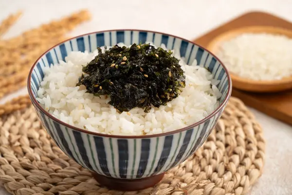 Baharatlı deniz yosunu ve susamlı bir kase kabarık beyaz pirinç..