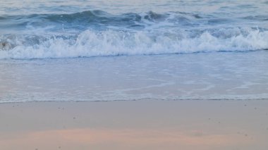 Yuvarlanan dalganın nazik kucağı