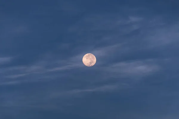 Full Moon Rising Blue Hour Soft Clouds — Stock fotografie