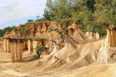 Tayland 'ın Phrae eyaletindeki Phae Mueng Phi Ulusal Parkı' ndaki kaya oluşumları..