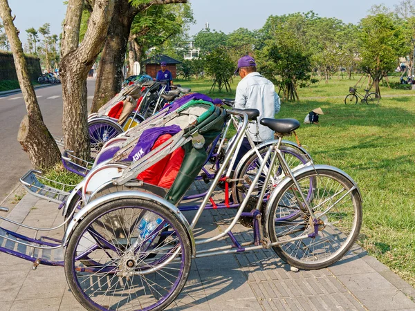 Hue Wietnam Marca 2023 Trishaws Zaparkowane Chodniku Przed Imperial Cytadeli — Zdjęcie stockowe