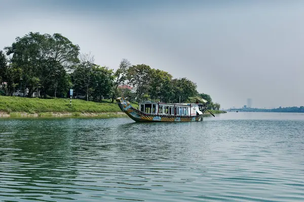 Hue, Vietnam - 22 Mart 2023 Hue şehrindeki güzel Parfüm nehri boyunca ejderha botu turu.