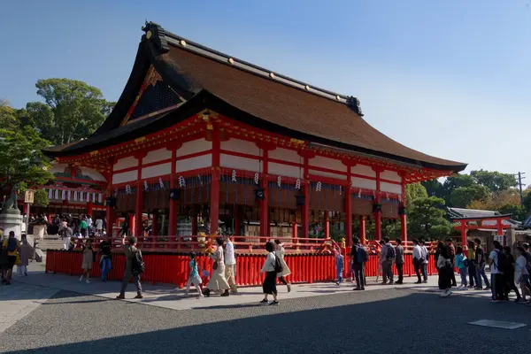 Kyoto, Japonya - 5 Kasım 2023: Turistler Japonya 'nın Kyoto kentindeki Fushimi Inari Tapınağını ziyaret ettiler. Resimdeki bina ibadet salonu..