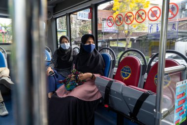 DENPASAR, 24 AUG 2021: Trans Metro Dewata otobüsünün Ngurah Rai Havaalanı otoparkına varmasını bekleyen birkaç kişi vardı. Bu otobüs Bali hükümeti tarafından sağlanan toplu taşıma aracı..