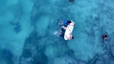 Lembongan, Bali, 6 Mayıs 2022: Nusa Lembongan 'daki Tannis Plajı, suyun berrak olduğu yer. Plajın etrafında geleneksel balıkçı tekneleri ve turistler yüzüyor..