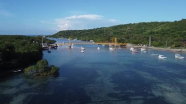 Lembongan, Bali, Mayıs 06: 2022: Nusa Lembongan adasındaki ikonik sarı köprünün yukarıdan görünüşü. Çevresinde yerel çiftçiler tarafından ekilen yosun tarlalarının genişliği görülebilir.