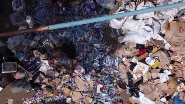 2022年5月6日 巴厘Lembongan Nusa Lembongan的塑料废物处理场地容纳了来自该小岛的所有塑料 塑料经过再加工后可作为回收材料使用 — 图库视频影像