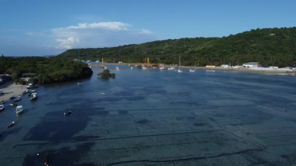 ヌサレンボンガン島の象徴的な黄色の橋の上からの空の景色 周辺には地元の農家が栽培している海藻畑が広がっています — ストック動画