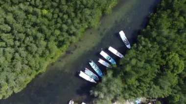 Lembongan, Bali, Mayıs 06 2022: Junggut Batu, Nusa Lembongan 'daki mangrov ormanının havadan görünüşü. O civarda birkaç balıkçının evi var. Saf deniz suyuyla beyaz kumsal.