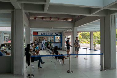 Badung, Endonezya, Ekim 06 2020: Uçuştan önce, I Gusti Ngurah Rai Uluslararası Havaalanı yolcuları COVID-19 Hızlı Test.