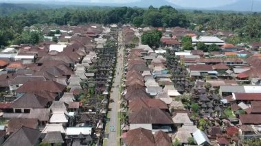 Bali, 01 Ağustos 2023: Bali 'deki Penglipuran köyünün insansız hava aracı görüntüsü geleneksel evler, yemyeşil tepeler, palmiye ağaçları ve açık güneşli havayı gösteriyor