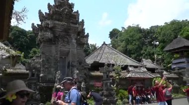 Bali, 15 Ekim 2023: Penglipuran Köyü, Bali 'de geleneksel Bali evleri ile sıralanmış taş döşeli caddelerde gezen turistler
