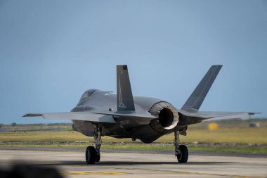 Bali, 26 Temmuz 2025: Bir RAAF F F-35 'in arka görüntüsü, bir eğitim taarruzu için taksicilik yaparken güçlü motor başlığını gösteriyor