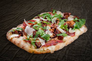 Pastırmalı, reçelli, roka, mozzarella, parmesan soslu pizza. Ahşap arka planda Roma pizzası dikdörtgeni