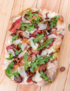 Pastırmalı, reçelli, roka, mozzarella, parmesan soslu pizza. Ahşap arka planda Roma pizzası dikdörtgeni