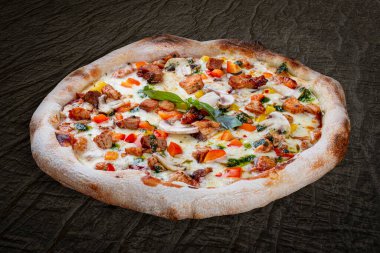 Domuz eti, tavuk, dolma biber, barbekü sosu, mantar ve pesto soslu barbekü pizzası. Ahşap arka planda Napolili yuvarlak pizza.