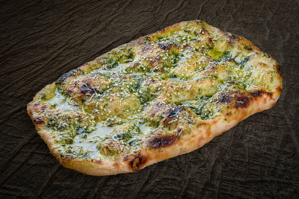 ペストとイタリアのフォカッチャパン ゴマとパルメザンチーズ 木の背景に長方形のローマのピザ — ストック写真
