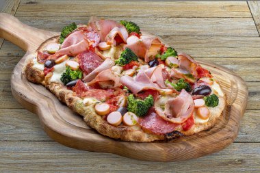 Salamlı pizza, jambon, Viyana sosisi, kalamata, zeytin, brokoli, pelati, pesto. Ahşap arka planda Roma pizzası dikdörtgeni