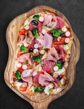 Salamlı pizza, jambon, Viyana sosisi, kalamata, zeytin, brokoli, pelati, pesto. Koyu arkaplanda Roma pizzası dikdörtgeni