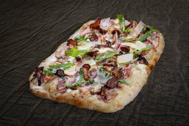 Pastırmalı, reçelli, roka, mozzarella, parmesan soslu pizza. Ahşap arka planda Roma pizzası dikdörtgeni