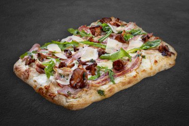 Pastırmalı, reçelli, roka, mozzarella, parmesan soslu pizza. Koyu arkaplanda Roma pizzası dikdörtgeni