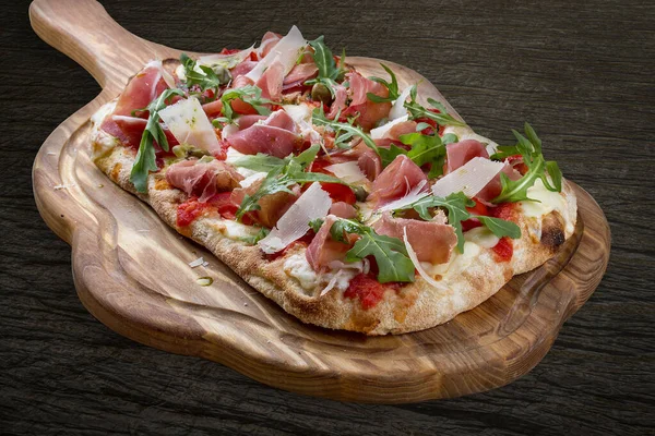 Sorrentina Pizza Sonkával Arugulával Kapribogyóval Pelati Szósszal Pestóval Római Pizza — Stock Fotó