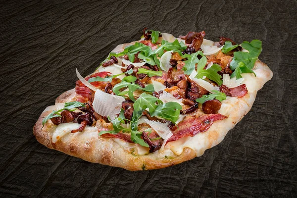 比萨饼加培根 阿鲁古拉 莫扎拉 意大利面 意大利面 木制背景的罗马披萨长方形 — 图库照片#
