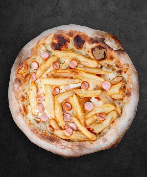 意大利香肠 土豆薯条 意大利面 芝士酱 意大利面 深色背景的那不勒斯圆形披萨 — 图库照片#