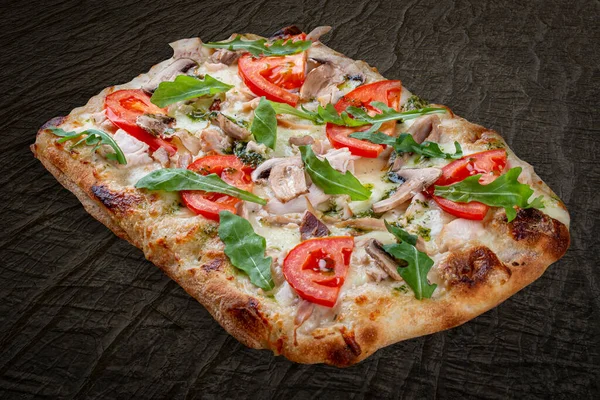 Bianco Pizza Füstölt Csirkével Rucolával Sajt Szósszal Gombával Pestóval Római — Stock Fotó