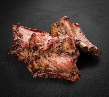 Koyu taştan yapılmış ızgara dana eti. Barbekü menüsü