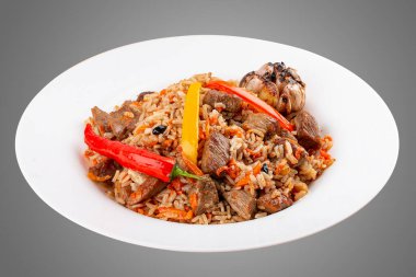 Dekoratif tabakta Özbek tarzı pilav. İzole edilmiş 