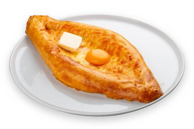 Peynirli, yumurtalı ve tereyağlı Adjar tarzı khachapuri. Kafkas mutfağı. Gri arkaplandaki izole görüntü.