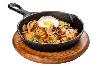 Yaban mantarlı kızarmış patates ve yumurta. Dökme demir bir tavada. Beyaz arkaplanda izole edilmiş resim.