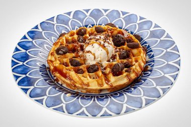 Yuvarlak Belçika waffle 'ı, dondurmalı ve kakaolu. Dekoratif bir tabakta. İzole edilmiş