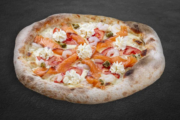 Somonlu Philadelphia pizzası, karides, domates, mozzarella, kapari, Philadelphia peyniri. Ahşap arka planda Napolili yuvarlak pizza.