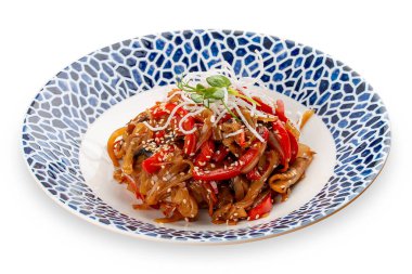 Wok kızarmış sebzeler ve mantarlar, Asya usulü, dekoratif bir tabakta.. 