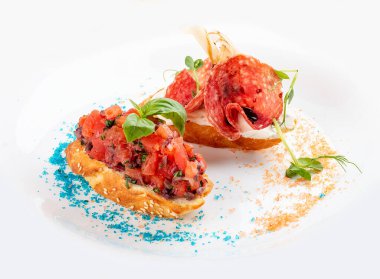 İtalyan salamı ve doğranmış domatesli Beyaz arkaplandaki izole görüntü.